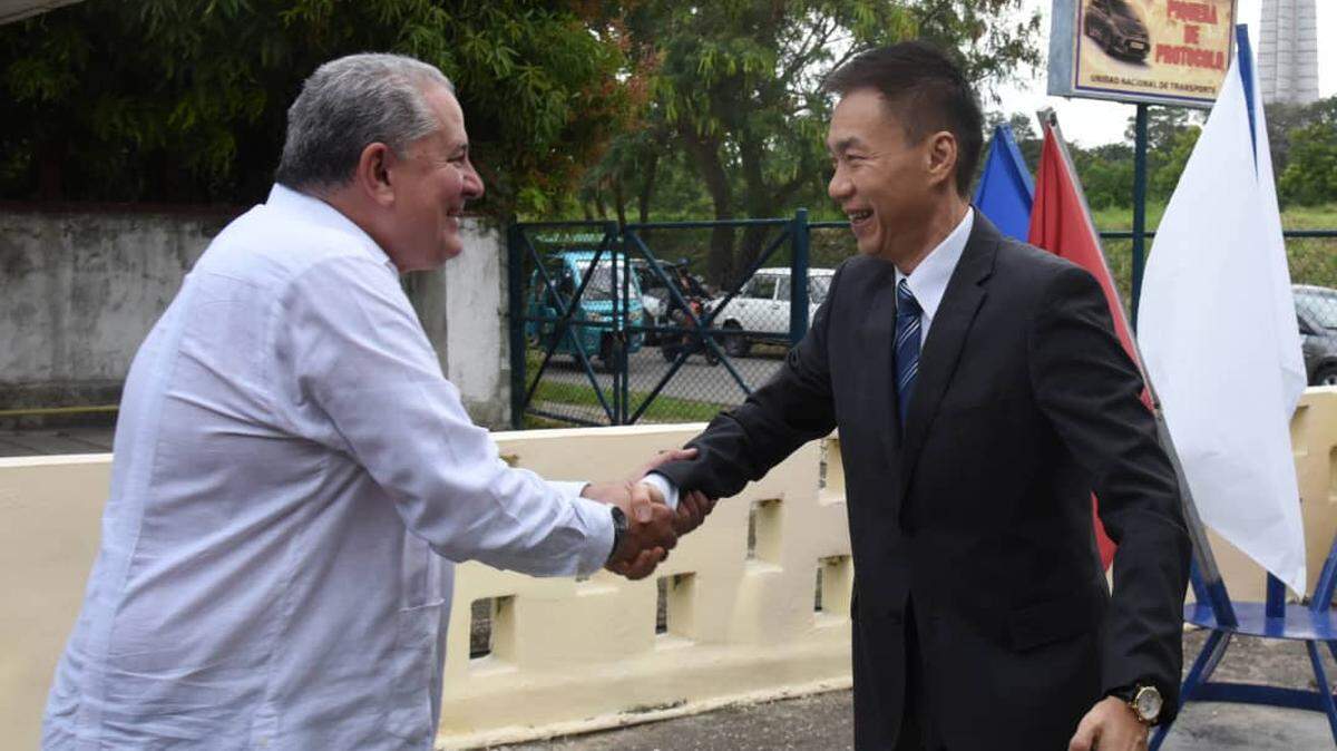 El embajador de China en La Habana, Hua Xin, entregó una donación de tres automóviles al Partido Comunista de Cuba.