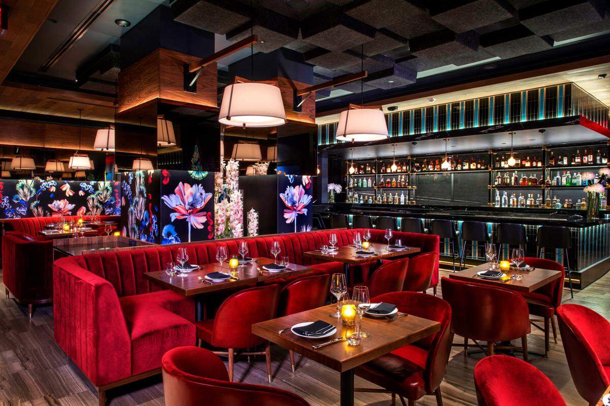 Papi Steak, conocido por sus elevados giros contemporáneos de los platos clásicos, combina el estilo de la época dorada de Hollywood con la energía moderna de Miami.