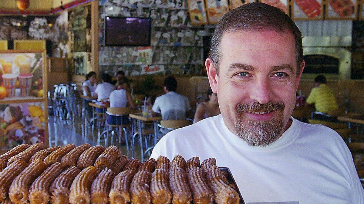 Juan Manuel Santurián con una bandeja de churros en el restaurante Manolo de Miami Beach en 2004.