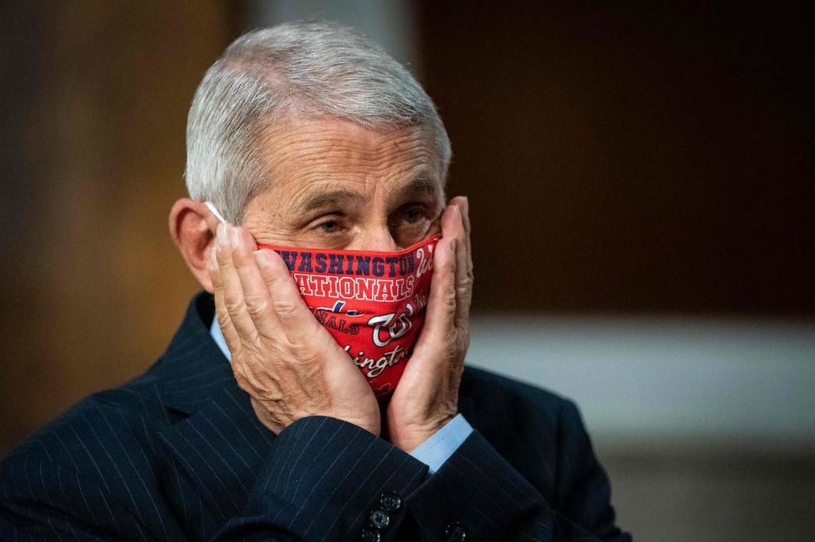 En esta foto de archivo tomada el 30 de junio de 2020, el Dr. Anthony Fauci, director del Instituto Nacional de Alergias y Enfermedades Infecciosas, se prepara para testificar ante la audiencia del Comité Senatorial de Salud, Educación, Trabajo y Pensiones en Capitol Hill en Washington DC el 30 de junio de 2020 en Washington, DC.