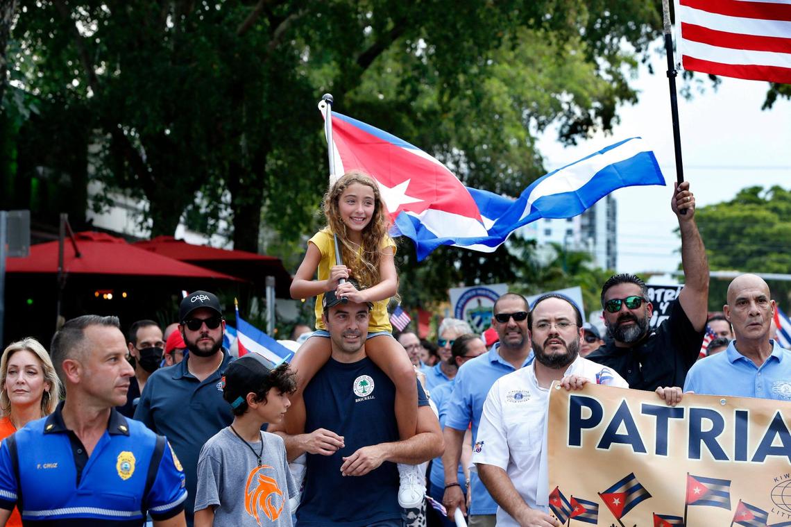 Mia Chacón y su padre Omar Chacón marcharon junto a exiliados cubanos en la Calle Ocho el 23 de julio, en apoyo a los manifestantes en Cuba.