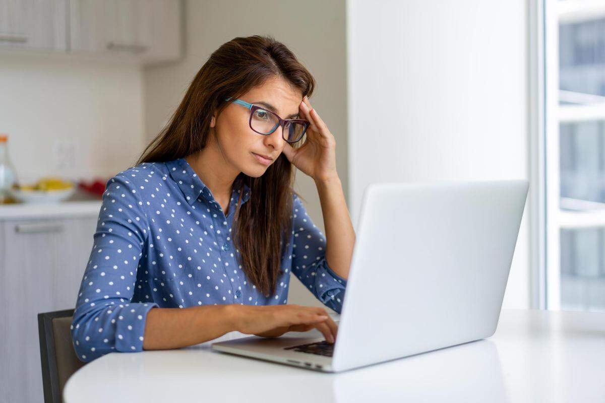 En el 2021 no hubo exención de impuestos a los beneficios de desempleo, como en el 2020, así que si no hizo retenciones de impuestos a su cheque de desempleo o pagó poco, le deberá al IRS o recibirá menos de reembolso.
