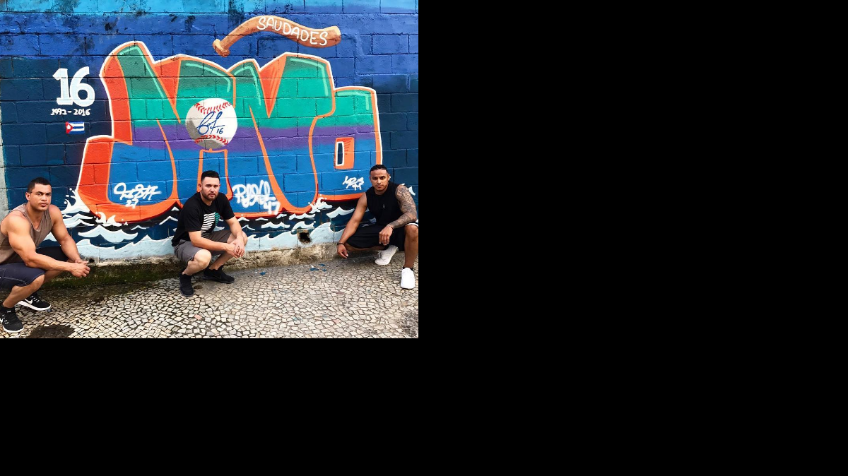 Foto compartida en Instagram por Giancarlo Stanton, en donde aparece el jugador de los Marlins de Miami con los peloteros Ricky Nolasco (centro) y A.J. Ramos, junto a un mural en homenaje a José Fernández en Río de Janeiro, Brasil.