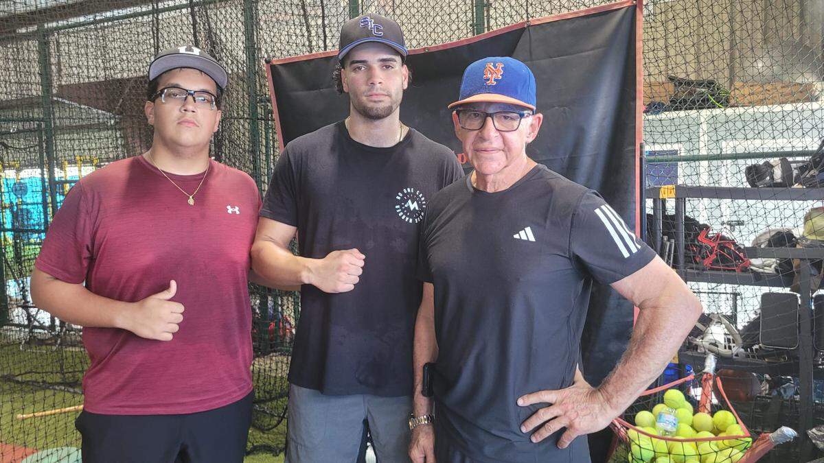 Miguel Valdés junto a Israel Díaz (centro) y June Fernández (izq.), dos muchachos que han buscado la ayuda del maestro cubano para solucionar problemas de lanzamientos.