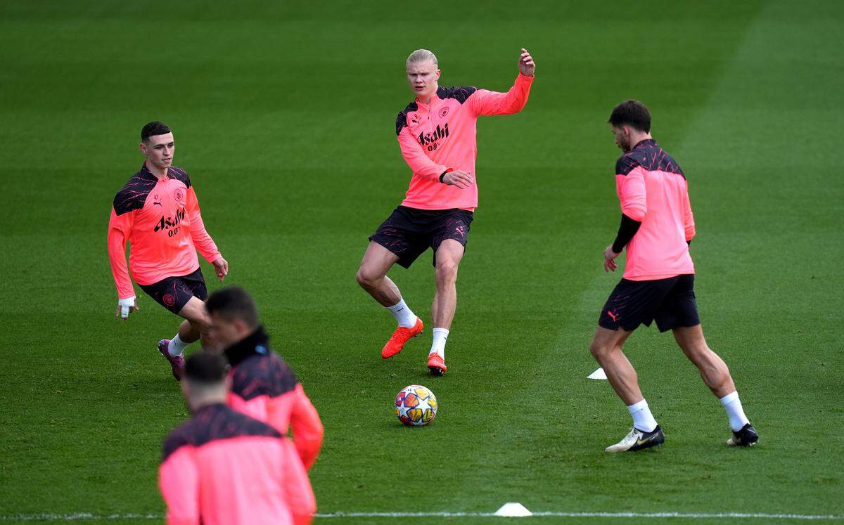 El jugador del Manchester City Erling Haaland (centro) participa en un entrenamiento con el equipo el 16 de abril de 2024 en Manchester.