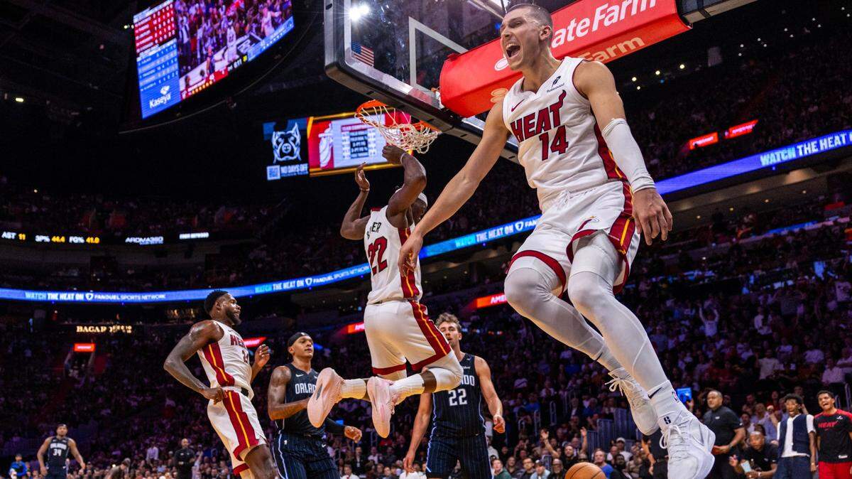 El jugador del Heat Tyler Herro (14) reacciona tras la clavada del centro Bam Adebayo (13) en el partido ante los Pistons de Detroit, celebrado el 28 de octubre de 2024 en Miami.