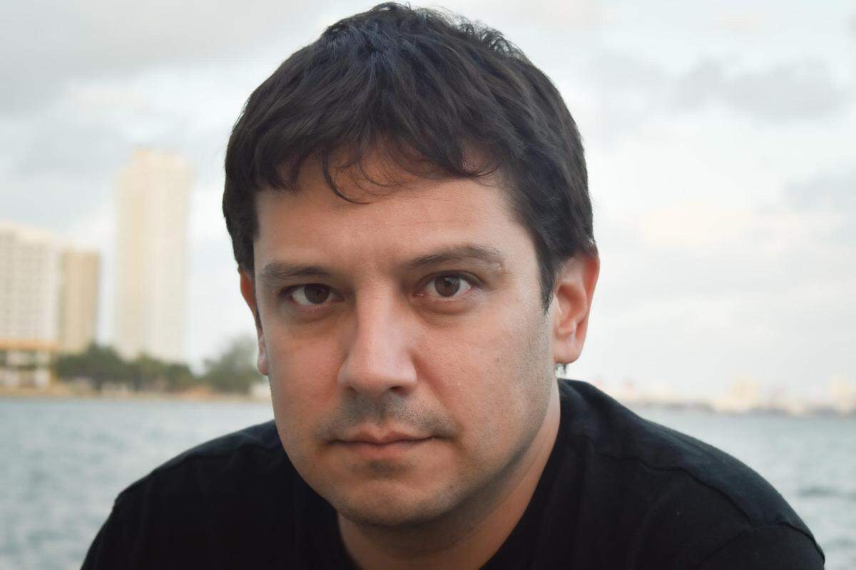 Pedro Medina León, escritor peruano autor de la saga del investigador “El Comanche”. 