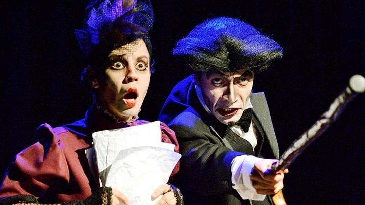 Yanet Gómez y Martín Peña Vázquez en una escena de “Bruma”, la obra vista en julio en el Koubek Center cuando representaba a Ecuador en el 38 Festival Internacional de Teatro Hispano de Miami. 