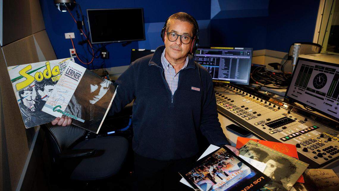 Polo Troconis, director de programación de Univision Radio Miami, posa en la cabina de la estación Uforia Rock el jueves 26 de septiembre de 2024 en Doral, Florida.