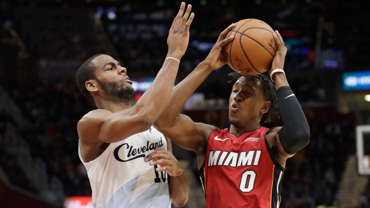 Josh Richardson (izq.) entra al aro por el Heat ante la marca de Alec Burks, de los Cavaliers, en el partido celebrado el 2 de enero de 2019 en Cleveland.