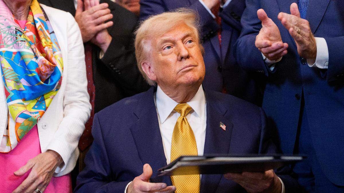El presidente de Estados Unidos, Donald J. Trump, muestra la ley firmada durante una ceremonia en la Sala Este de la Casa Blanca en Washington, D.C., el miércoles 16 de julio de 2025. 