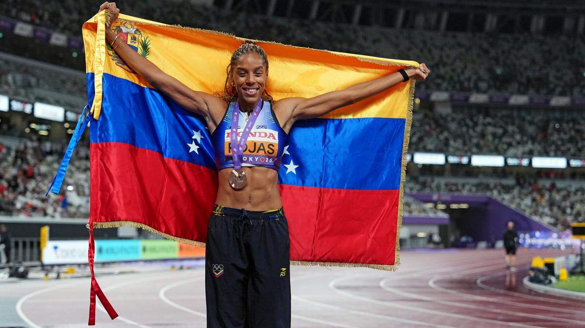 La estrella venezolana Yulimar Rojas celebra tras ganar la medalla de bronce en el triple salto femenino en el Mundial de atletismo en Tokio, Japón, el 18 de septiembre de 2025.