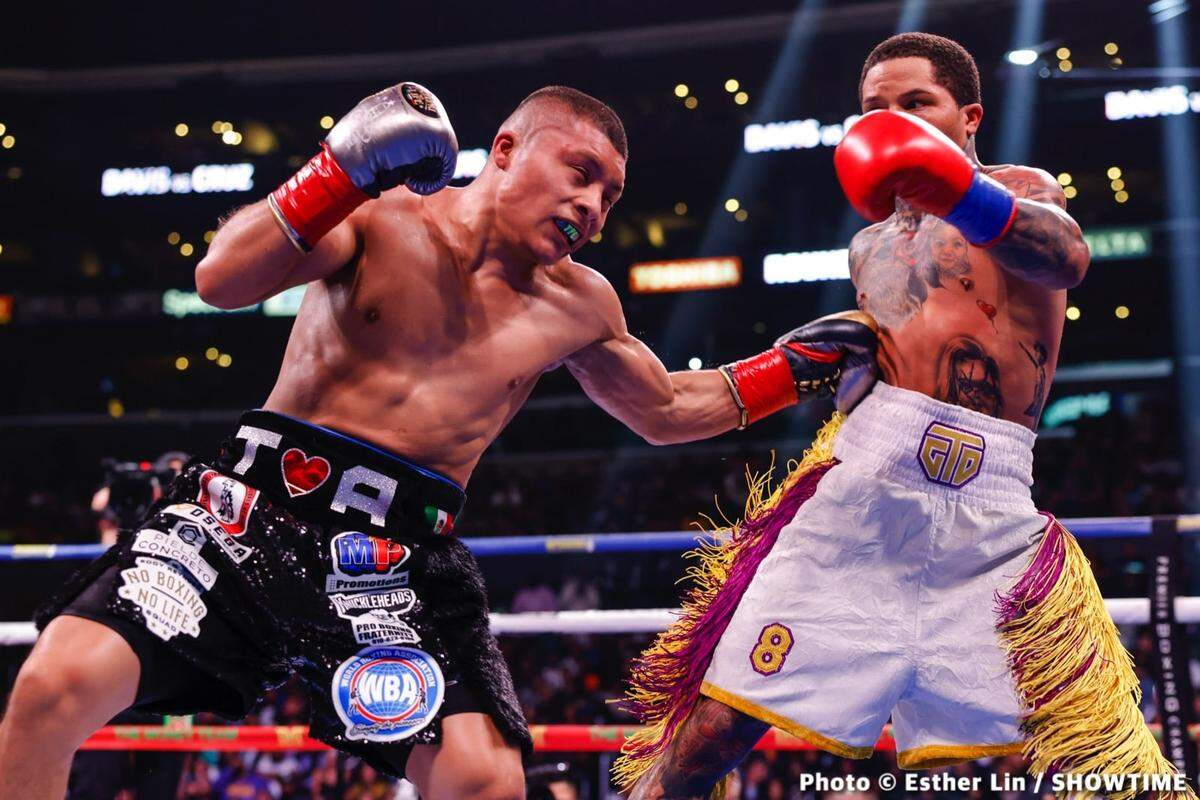 ISAAC CRUZ (izq.) se hizo de un nombre en su pelea ante Gervonta Davis.