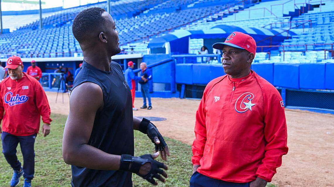 El lanzador, Liván Moinelo (izq.), conversa con el mánager del equipo, Germán Mesa, durante un entrenamiento en el Estadio Latinoamericano de La Habana, el 29 de enero de 2026. 