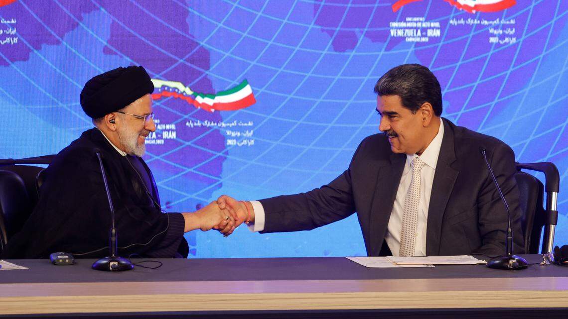 FOTO DE archivo: Que muestra el encuentro entre el entonces presidente de Irán, Ebrahim Raisi (izq.), y el gobernante venezolano Nicolás Maduro, el 12 de junio de 2023, en Caracas, Venezuela.