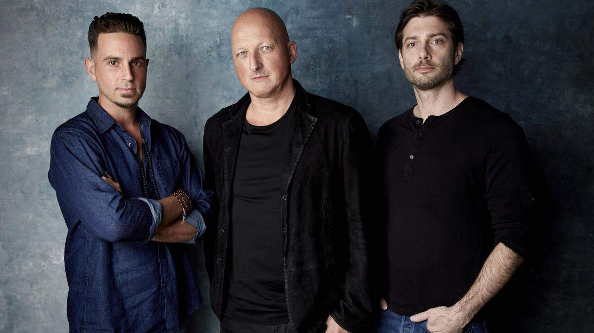 Wade Robson, (izq), el director Dan Reed y James Safechuck realizaron el documental “Leaving Neverland” que contó los abusos de la estrella del pop Mickael Michael Jackson cometió contra ellos cuando eran niños.