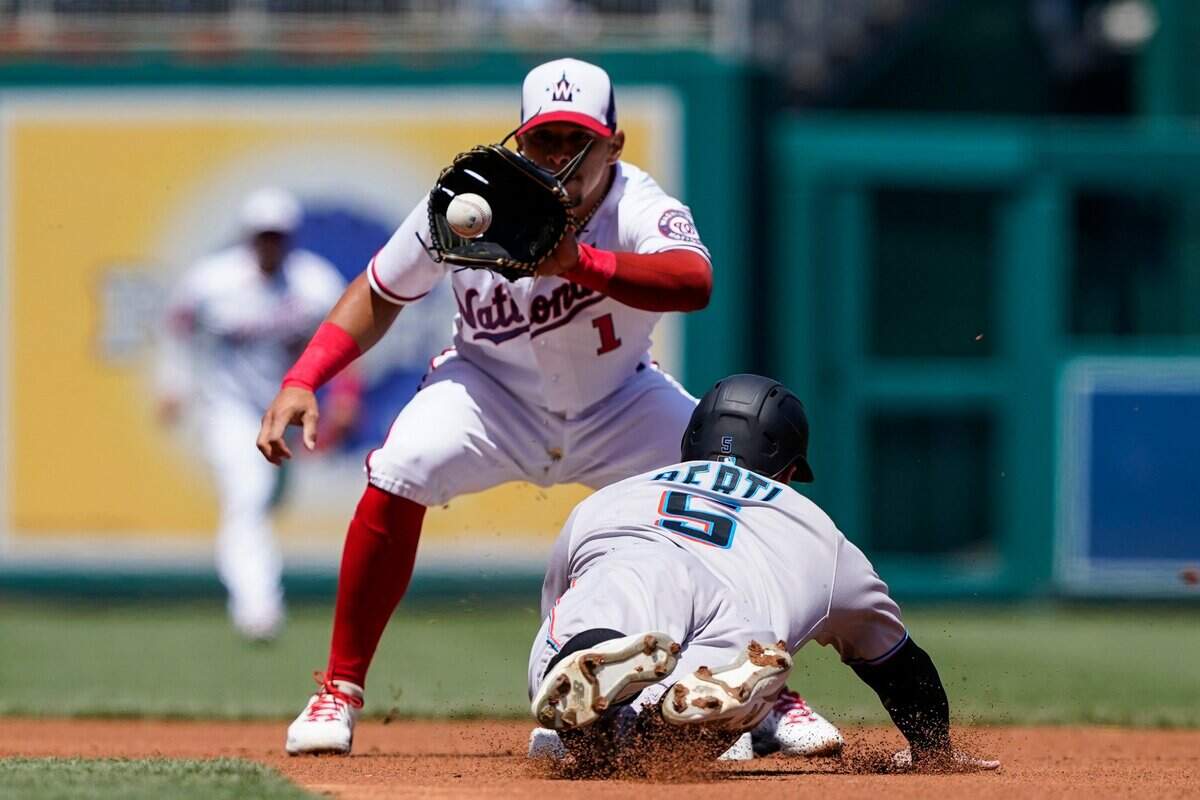 El segunda base de los Nacionales César Hernández pone out al segunda base de los Marlins de Miami Jon Berti, en una jugada del partido celebrado el 28 de abril de 2022 en Washington.