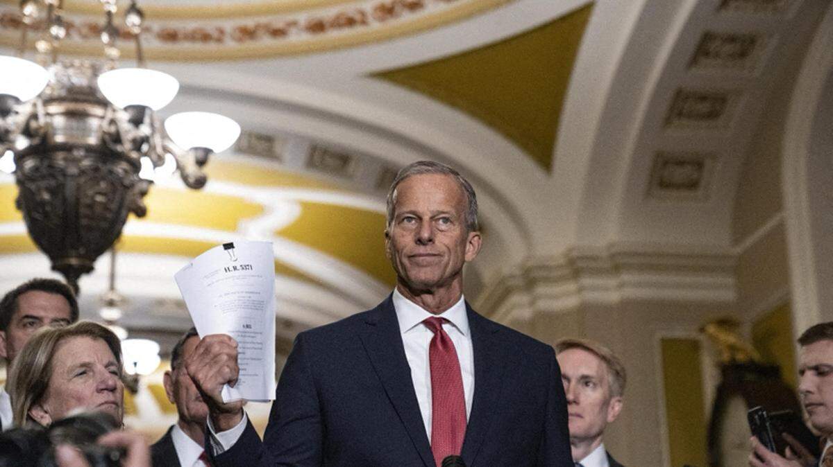 El líder de la mayoría en el Senado de Estados Unidos, John Thune (R-SD), habla con los medios en el Capitolio, en Washington, Estados Unidos, el 30 de septiembre de 2025.