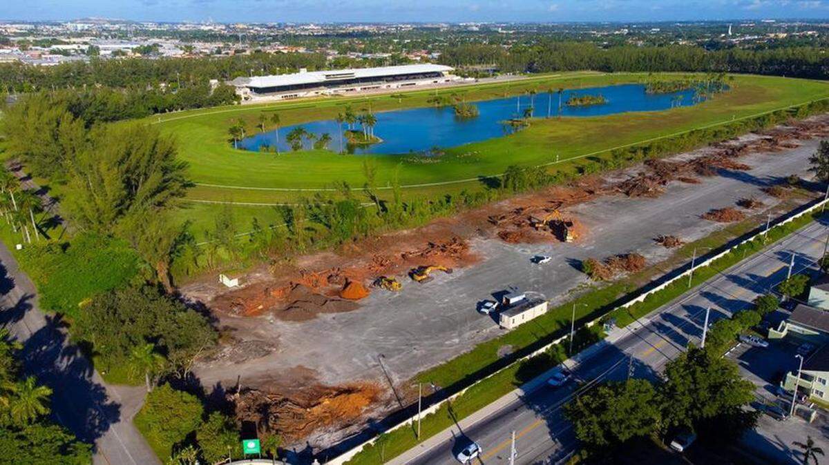 Vista aérea de Hialeah Park, donde se ubica el hipódromo de la ciudad, preservado como un lugar histórico del país. La zona que está siendo talada, es donde se ubicarán las 343 residencias aprobadas por el concejo municipal