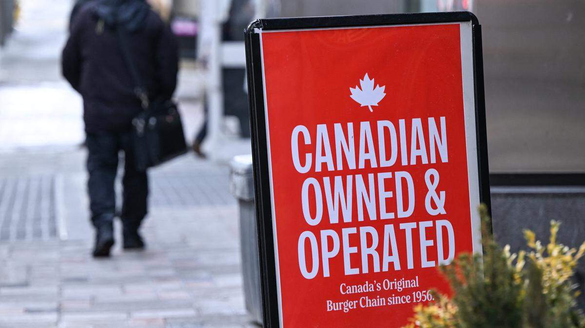 Negocios usan avisos como este, que dicen “Un canadiense es el propietario y administrador”, para promover sus empresas en Ottawa, Canadá, el 12 de marzo de 2025. Los aranceles impuestos por el presidente Trump a su vecino del norte han alentado el apoyo a los negocios y productos canadienses.