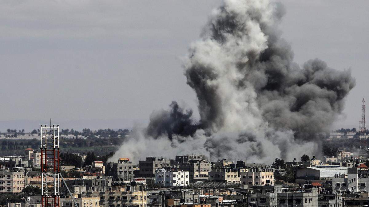 Una columna de humo sale de un lugar bombardeado por fuerzas israelíes en el este de la ciudad de Rafah, en el sur de la Franja de Gaza, el lunes 6 de mayo de 2024.