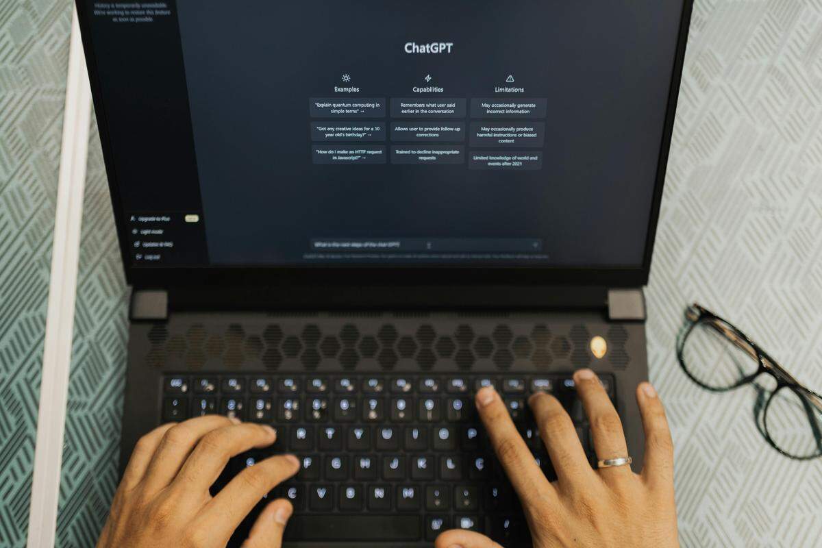 ¿Qué es exactamente Chat GPT? La respuesta es simple: Soy un LLM (Large Language Model), un modelo de inteligencia artificial entrenado con grandes cantidades de texto para comprender y generar lenguaje humano, asegura esta herramienta.