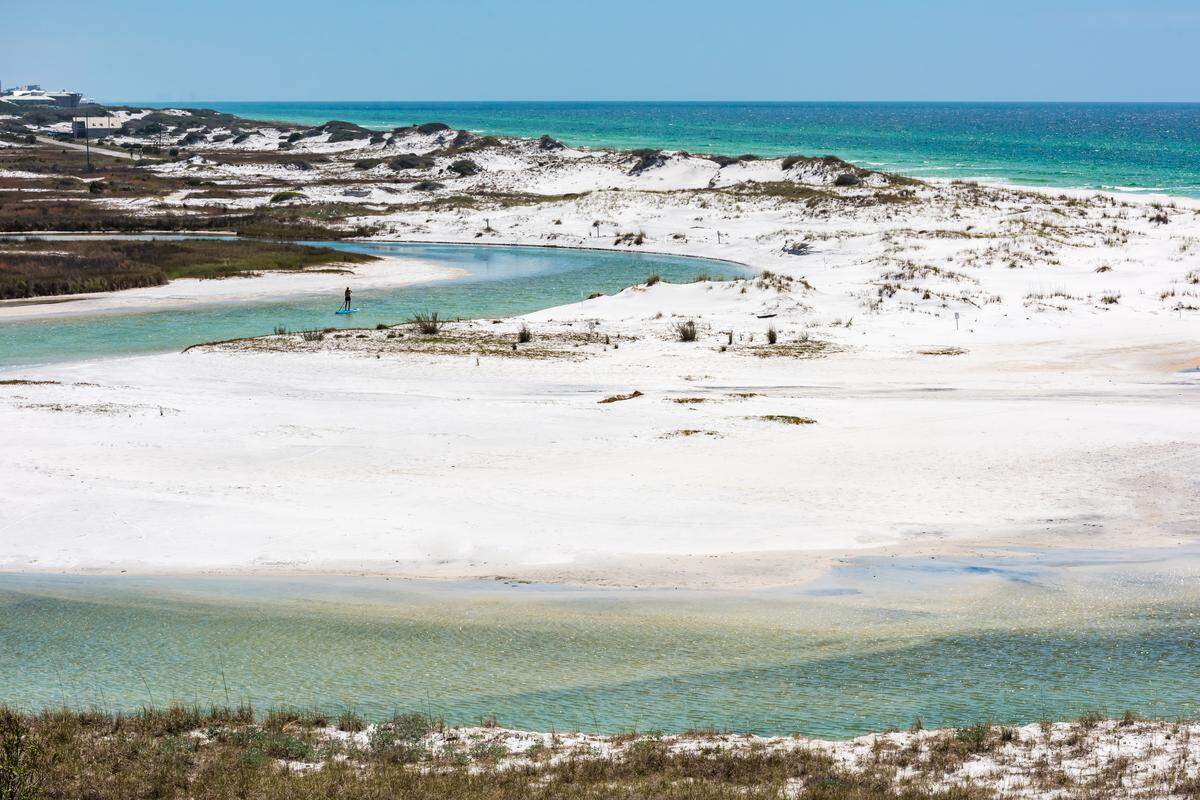 Lago de duna costera en el Parque Estatal Grayton Beach.