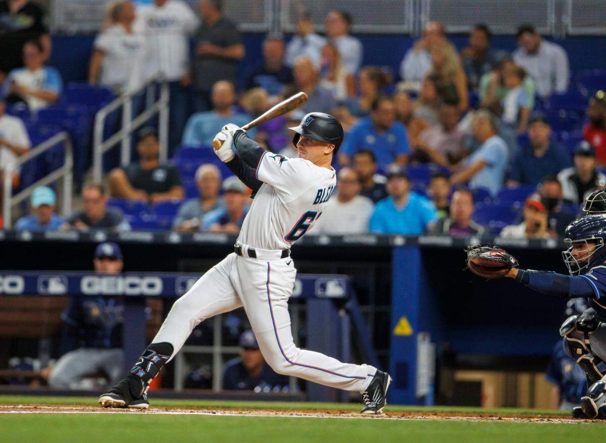 El jardinero de los Marlins JJ Bleday batea en el segundo inning del partido ante los Rays de Tampa Bay, celebrado el 31 de agosto de 2022 en Miami.