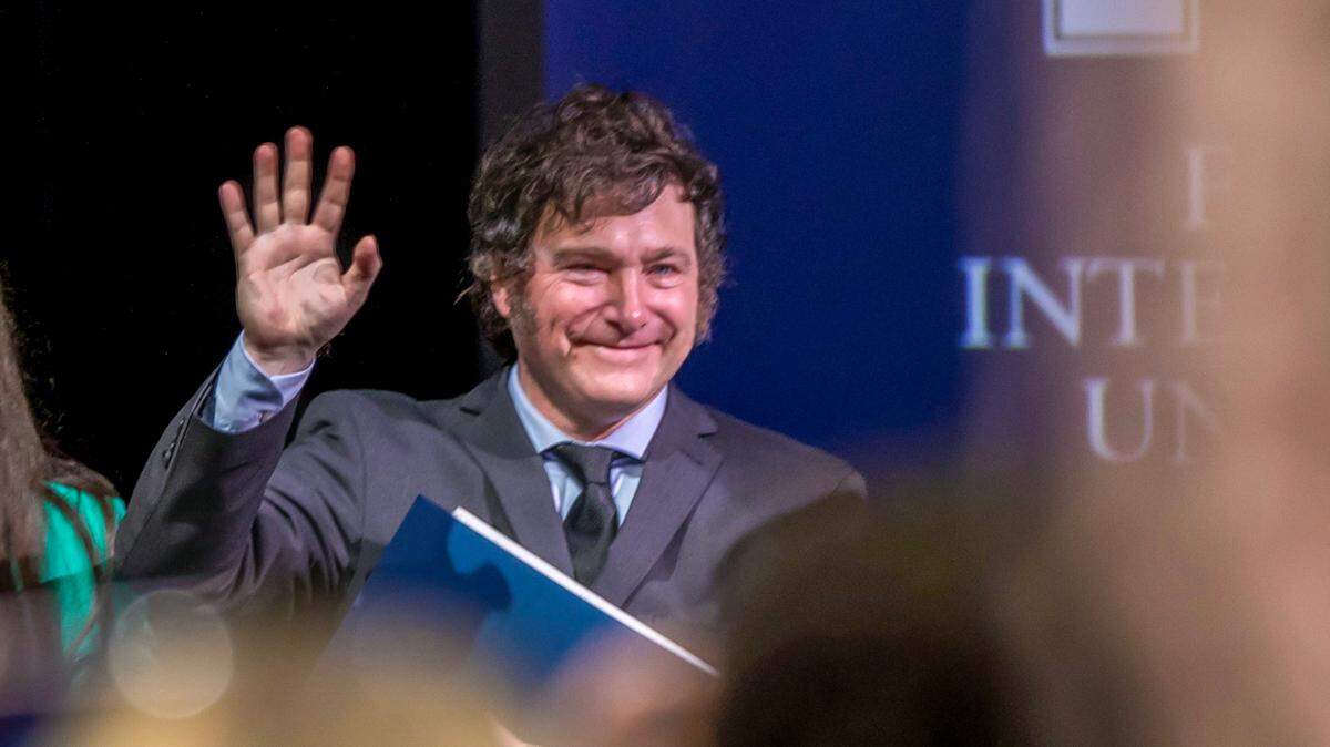 El presidente de Argentina, Javier Milei, saluda a los estudiantes de ciencias políticas y relaciones internacionales de la Universidad Internacional de Florida (FIU) que asisten a su presentación, en el Biscayne Campus en Miami, el jueves 11 de abril de 2024.