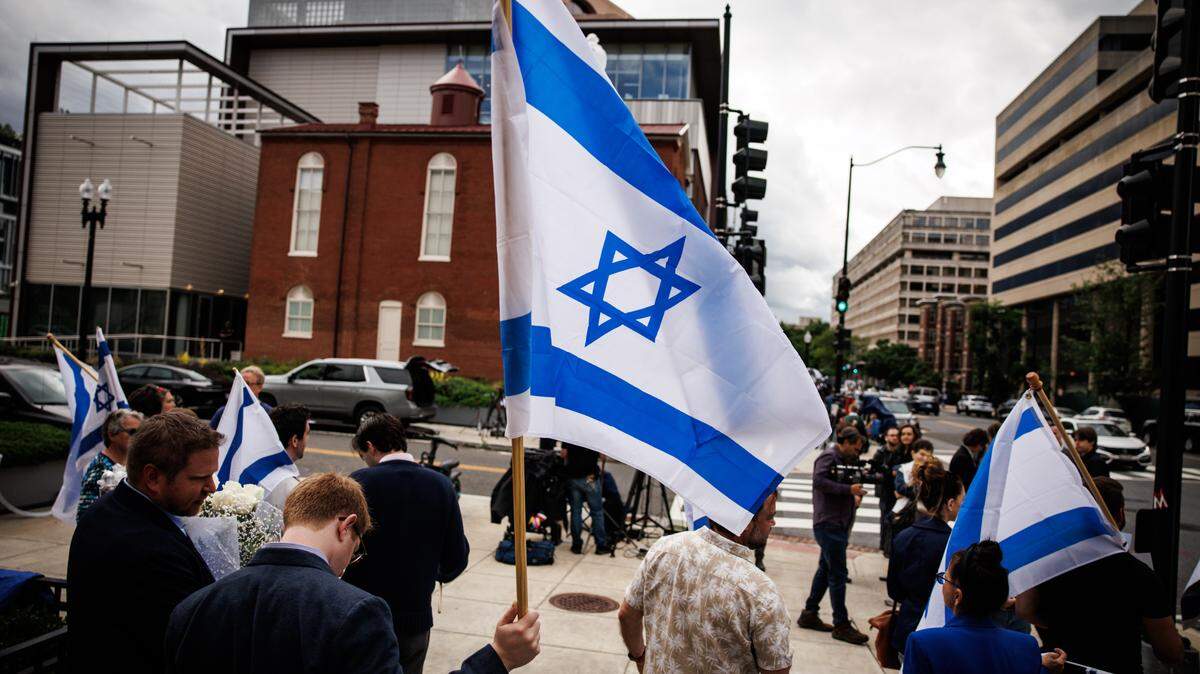 Decenas de personas se reúnen frente al Museo Judío Lillian y Albert Small Capital, donde dos empleados de la Embajada de Israel fueron asesinados a disparos durante la noche mientras salían del museo, el jueves, 22 de mayo de 2025 en Washington, D.C.
