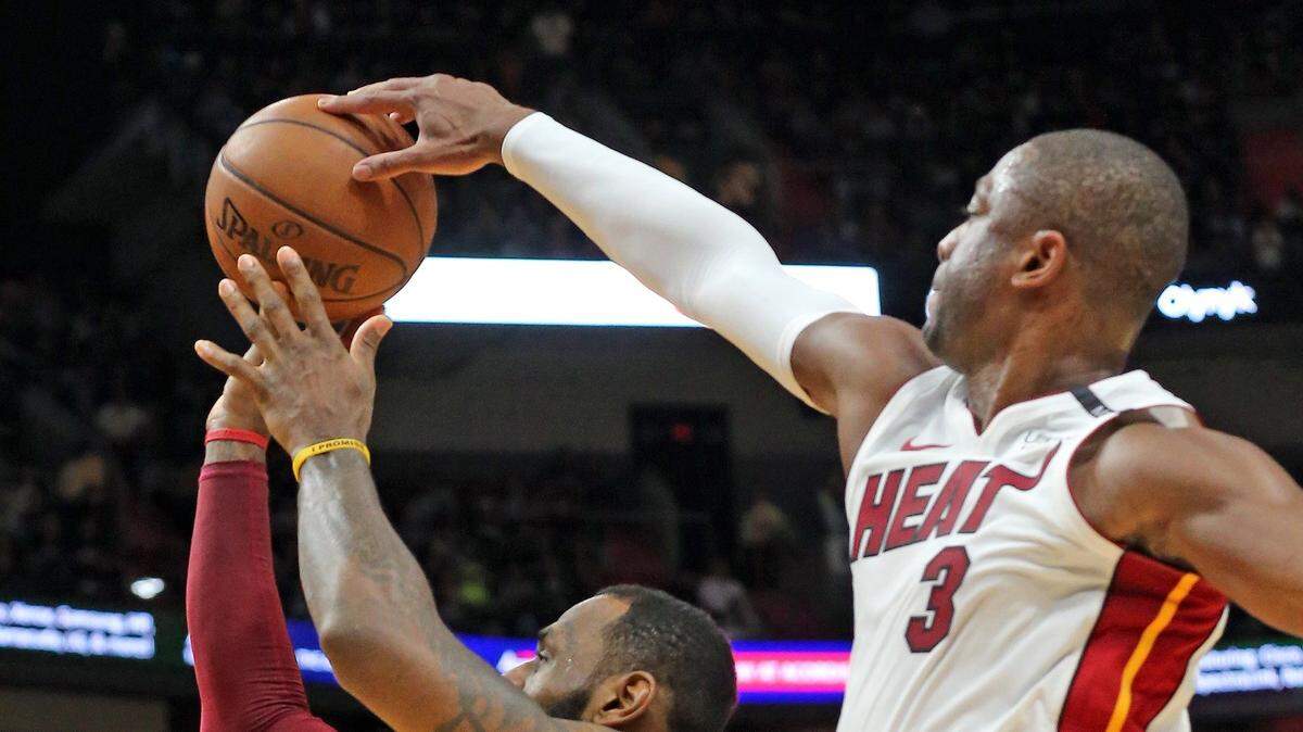 Dwyane Wade, del Heat, le pone un tapón a LeBron James, de los Cavaliers, el 27 de marzo del 2018 en el American Airlines Arena.