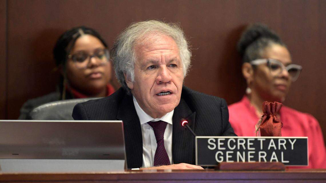 El secretario general de la Organización de los Estados Americanos (OEA), Luis Almagro, habla durante una sesión ordinaria sobre Guatemala celebrada hoy en la sede del organismo en Washington, Estados Unidos, 12 de diciembre de 2023. 