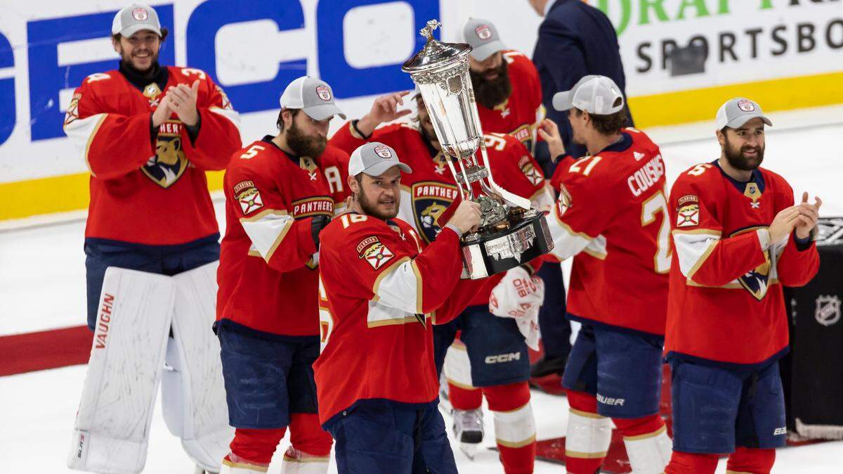 Los jugadores de los Panthers de Florida celebran con el trofeo de campeones de la Conferencia Este tras derrotar 4-3 a los Hurricanes de Carolina, el 24 de mayo de 2023 en Sunrise, Florida.