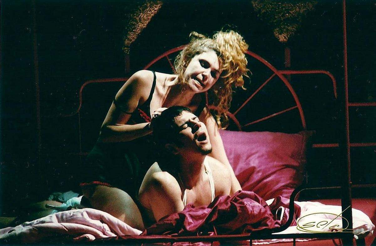Alexa Kuve y Larry Villanueva en “Allá afuera hay fresco” (2003), texto y dirección de Larry Villanueva.
