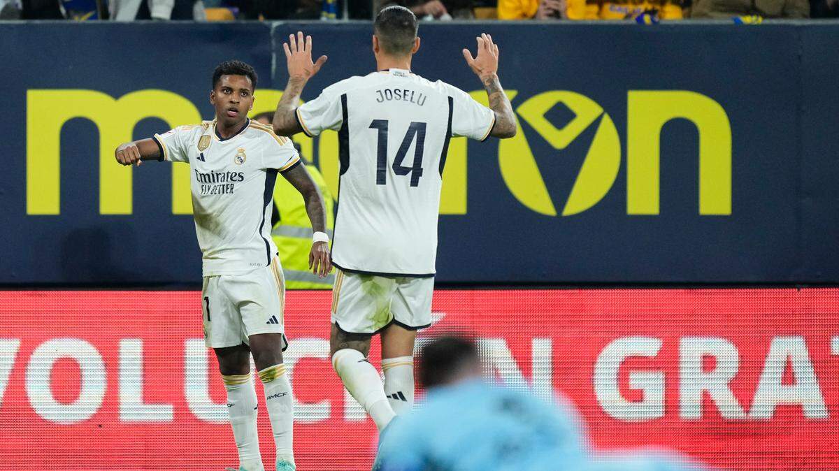 Rodrygo Goes dejó al Real Madrid como líder provisional de la liga española gracias a un doblete y una asistencia para liderar el domingo la goleada 3-0 sobre el Cádiz.