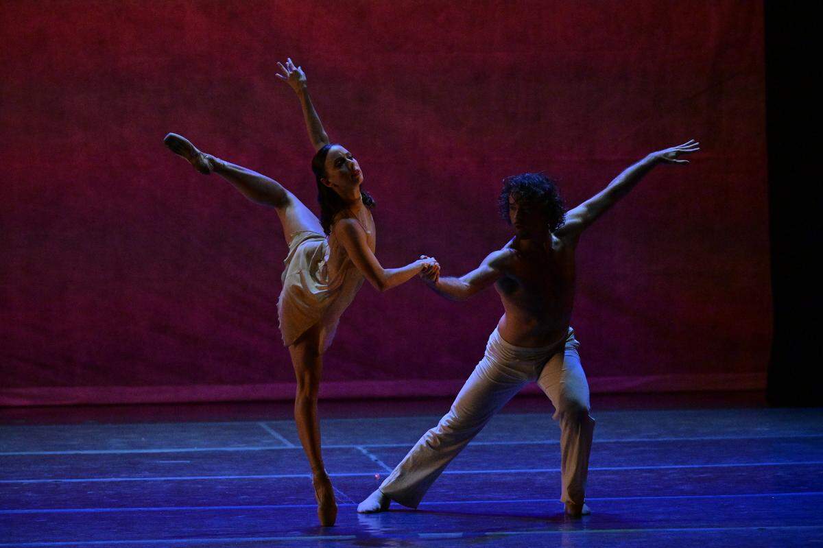 Jessica Arechavaleta y Rafael Ruiz, de Dimensions Dance Theatre of Miami, en “On the Sky”. 