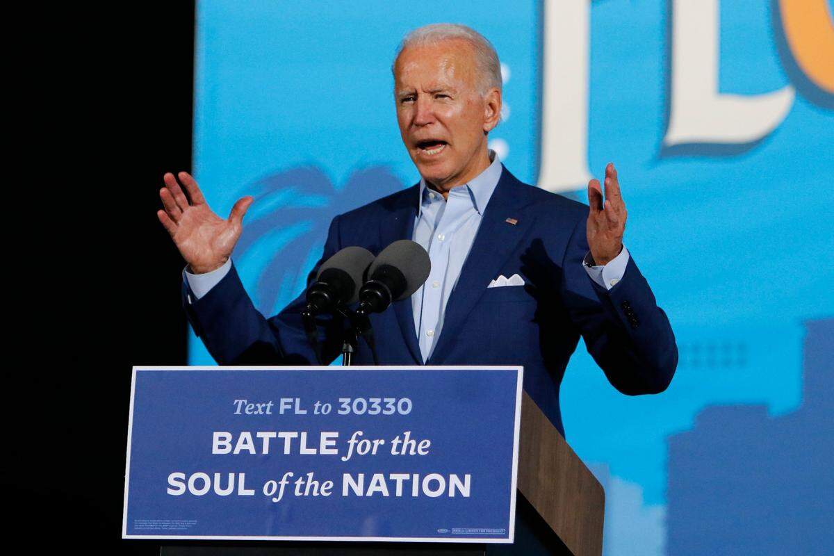 El candidato presidencial demócrata Joe Biden habla en mitin de campaña en el Florida State Fairgrounds, el 29 de octubre de 2020 en Tampa, Florida.