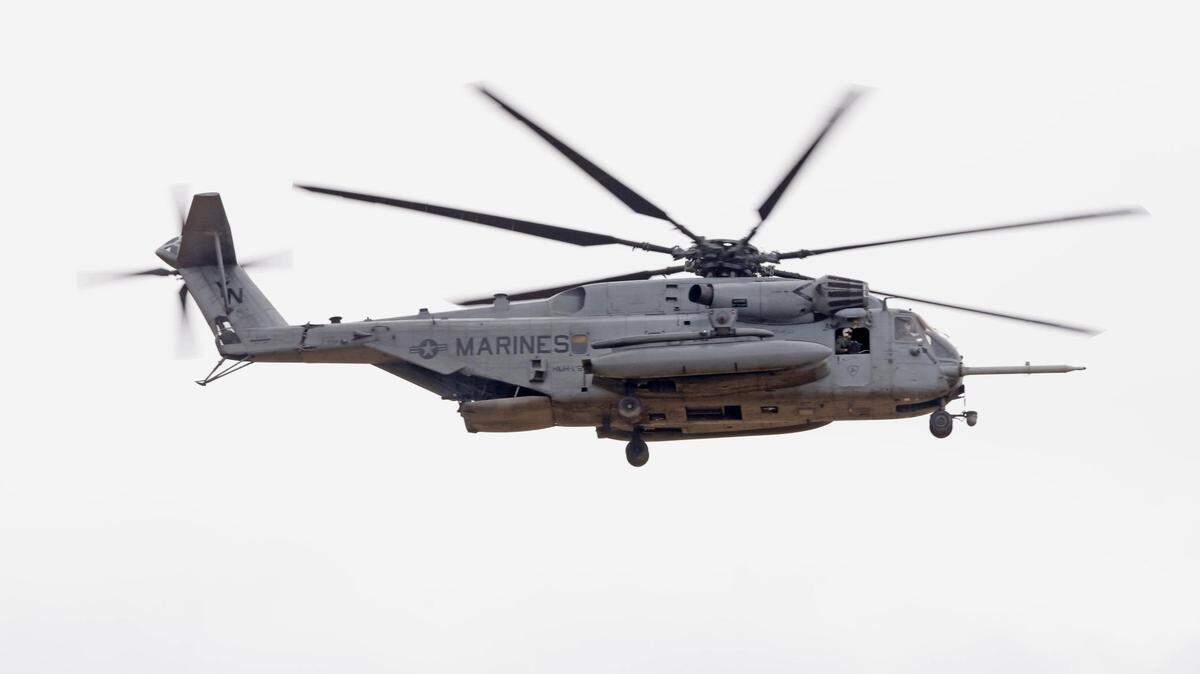 Los soldados volaron en este modelo de helicóptero, CH-53E Super Stallion.