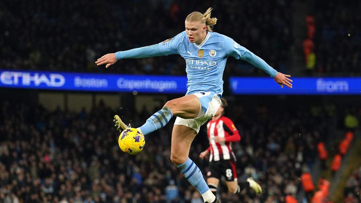 Erling Haaland y Julián Álvarez salieron al rescate del Manchester City al armar la jugada del gol a los 71 minutos que bastó para doblegar el martes 1-0 a Brentford en la Liga Premier.