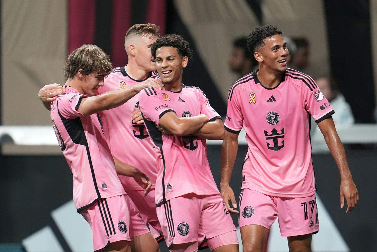 El jugador del Inter Miami David Ruiz (centro) celebra con sus compañeros de equipo tras anotar un gol ante Atlanta United, en el partido de la MLS celebrado el 18 de septiembre de 2024 en Atlanta.