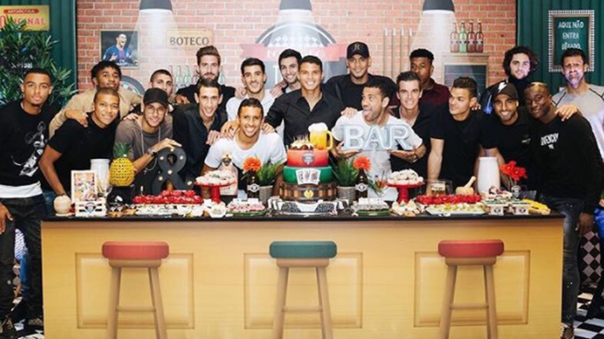 El capitán del París Saint-Germain (PSG), el brasileño Thiago Silva, celebró en un salón del Parque de los Príncipes una fiesta por su 33 cumpleaños a la que asistió prácticamente toda la plantilla, con excepción del uruguayo Edinson Cavani.