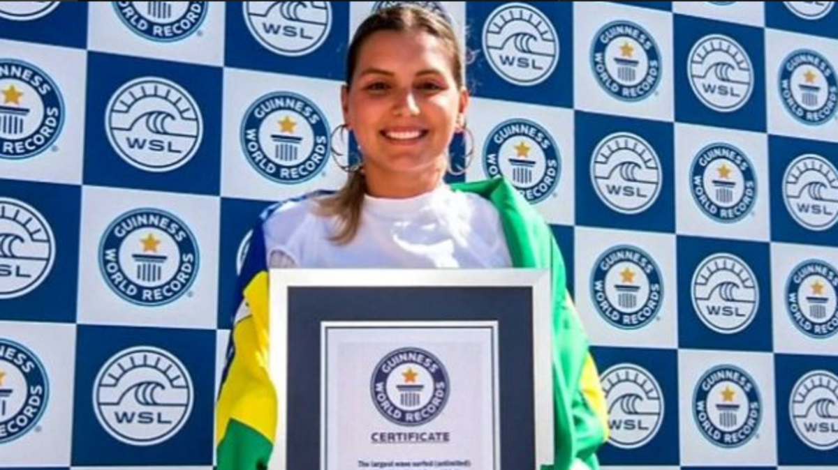 El Libro Guiness certificó que la surfista brasileña Maya Gabeira es la mujer que logró sortear con su tabla la ola más grande, de 20,72 metros, en una playa de la región Centro Portugal en la que hace cinco años casi pierde la vida.