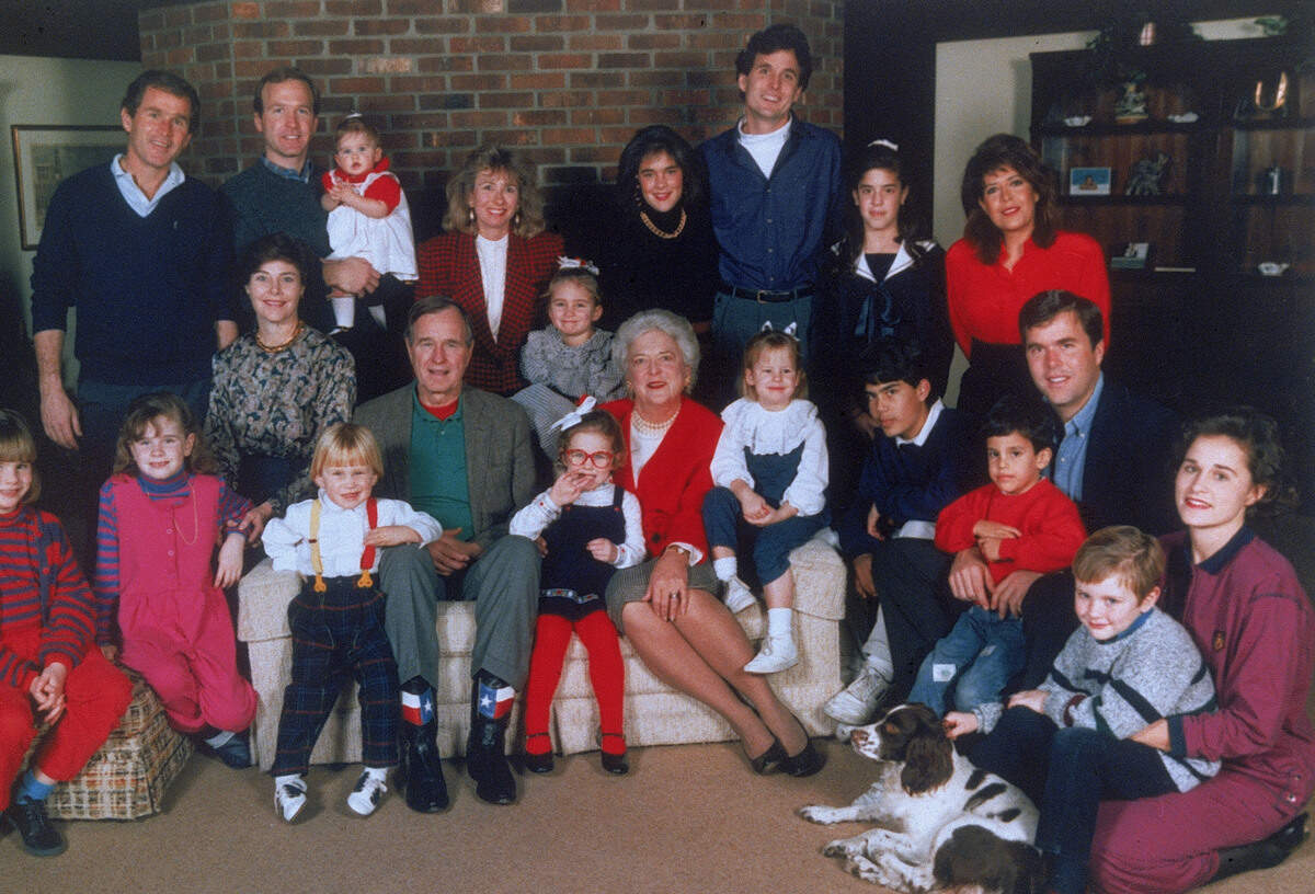 E presidente George Bush y su esposa Barbara, sentados al centro, posan con sus hijos y nietos en Camp David, Maryland, en 1989.