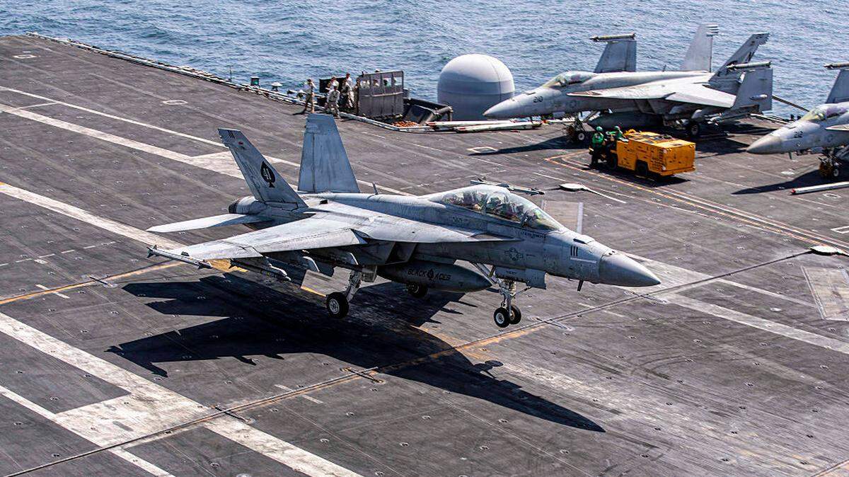 En esta imagen publicada por la Marina de EEUU, un F/A-18F Super Hornet, asignado al Escuadrón de Cazas de Ataque (VFA) 41, realiza un aterrizaje en la cubierta de vuelo del portaaviones de clase Nimitz USS Abraham Lincoln (CVN 72) en apoyo de la Operación “Epic Fury”, el sábado 28 de febrero de 2026.