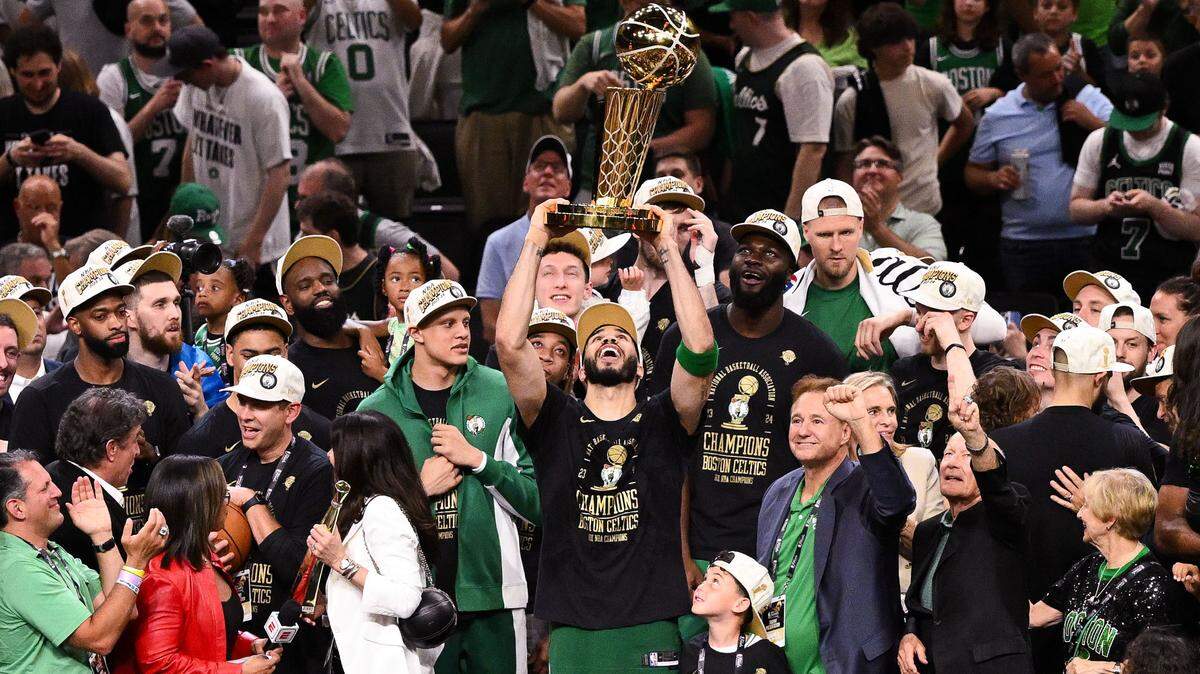 El delantero Jayson Tatum sostiene el Trofeo Larry O’Brien después de que los Celtics vencieran a los Mavericks de Dallas en el quinto juego de las Finales de la NBA, celebrado el 17 de junio de 2024 en Boston.