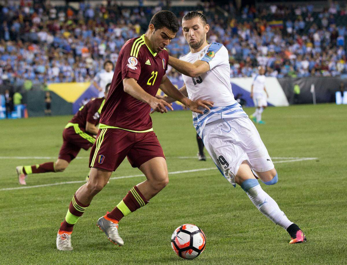 El jugador de Venezuela Alexander González (izq.) indicó esta semana que contra Ecuador intentarán sacar algo positivo para acercarse a los puestos de clasificación.