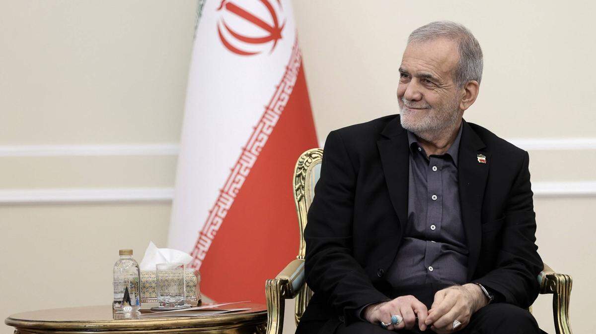 El presidente iraní, Masoud Pezeshkian, se reúne con los jefes de las delegaciones que participan en la 15ª Plataforma de Diálogo de la OCI en Teherán, Irán, el 20 de mayo de 2025.