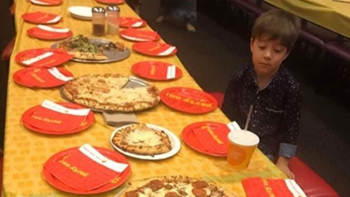 La madre de Teddy Bollinger publicó una foto del niño en sus redes rodeado de platos vacíos.