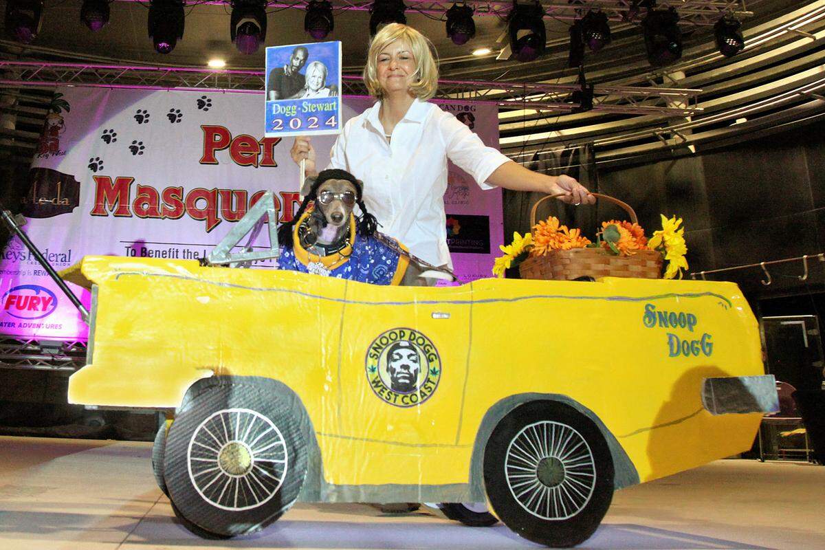 Un dúo disfrazado imita a los famosos amigos Martha Stewart y Snoop Dogg durante el Fantasy Fest Pet Masquerade en Key West, Florida. La competencia que presenta a las mascotas y sus dueños con disfraces iguales o temáticos regresa el miércoles 22 de octubre de 2025 al Coffee Butler Amphitheatre como parte de la celebración de 10 días del Fantasy Fest.FOR EDITORIAL USE ONLY (Carol Tedesco/Florida Keys News Bureau) 