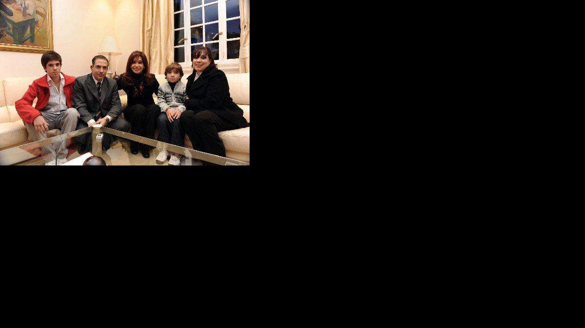 La presidenta de Argentina, Cristina Fernández de Kirchner (c), recibe hoy, 13 de junio de 2009, al hijo de la médica disidente cubana Hilda Molina, Roberto Quiñones (2i), la esposa de éste, Verónica Scarpatti (d), y los hijos de éstos Roberto Carlos (i) y Juan Pablo (2d), en la Quinta Presidencial de Olivos en Buenos Aires (Argentina). Molina conocerá este domingo a sus nietos luego de recibir permiso del gobierno de Cuba para salir del país y visitar a sus familiares. EFE/Presidencia de Argentina